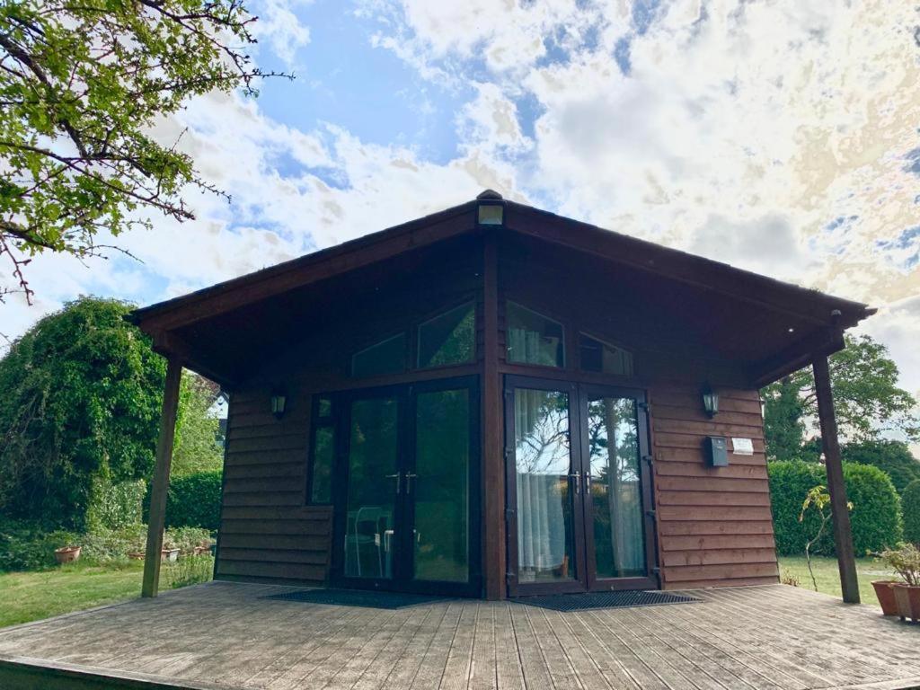 The Reading Whole Chalet With Lake And Two Acre Gardens Экстерьер фото