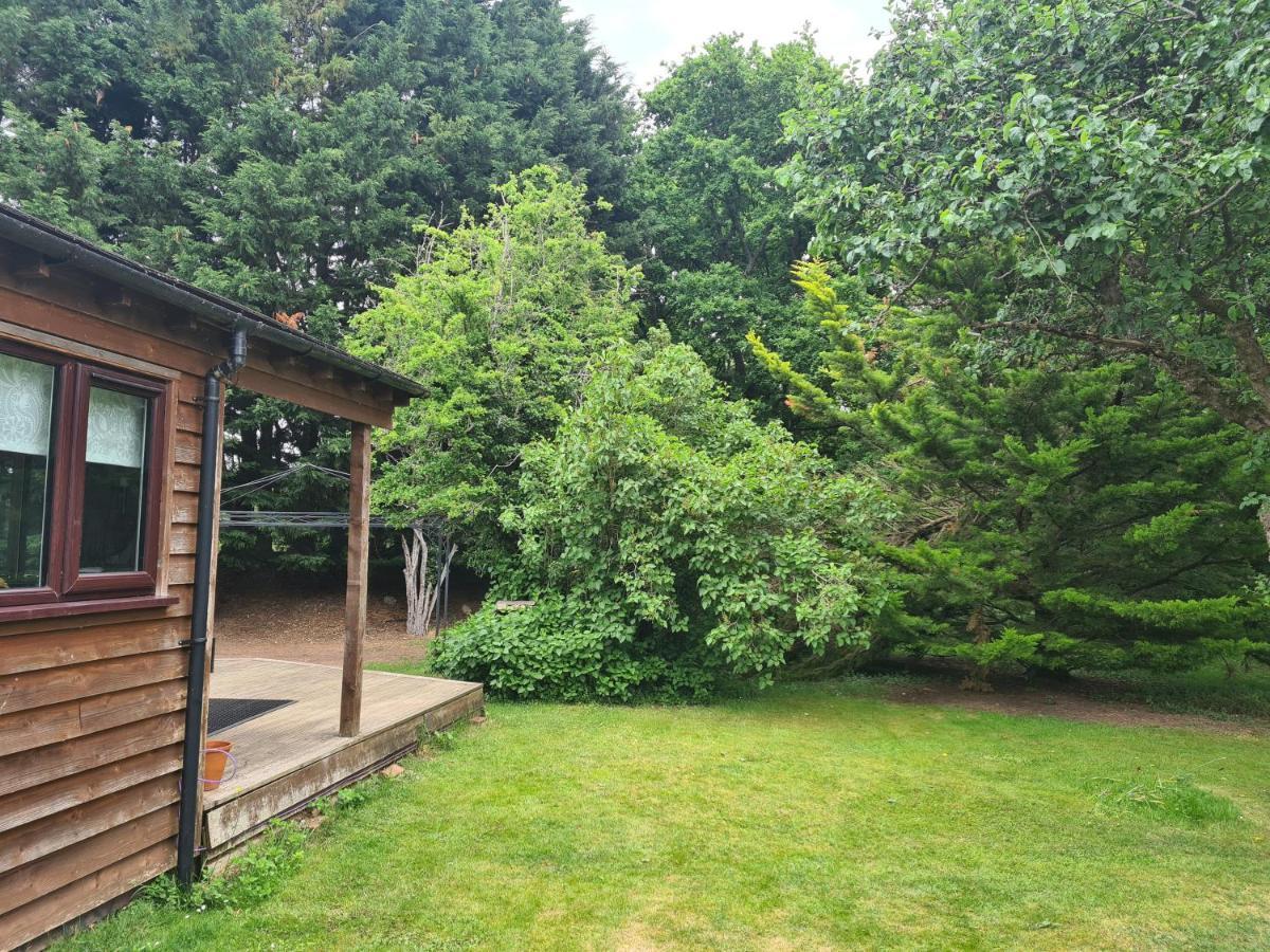 The Reading Whole Chalet With Lake And Two Acre Gardens Экстерьер фото