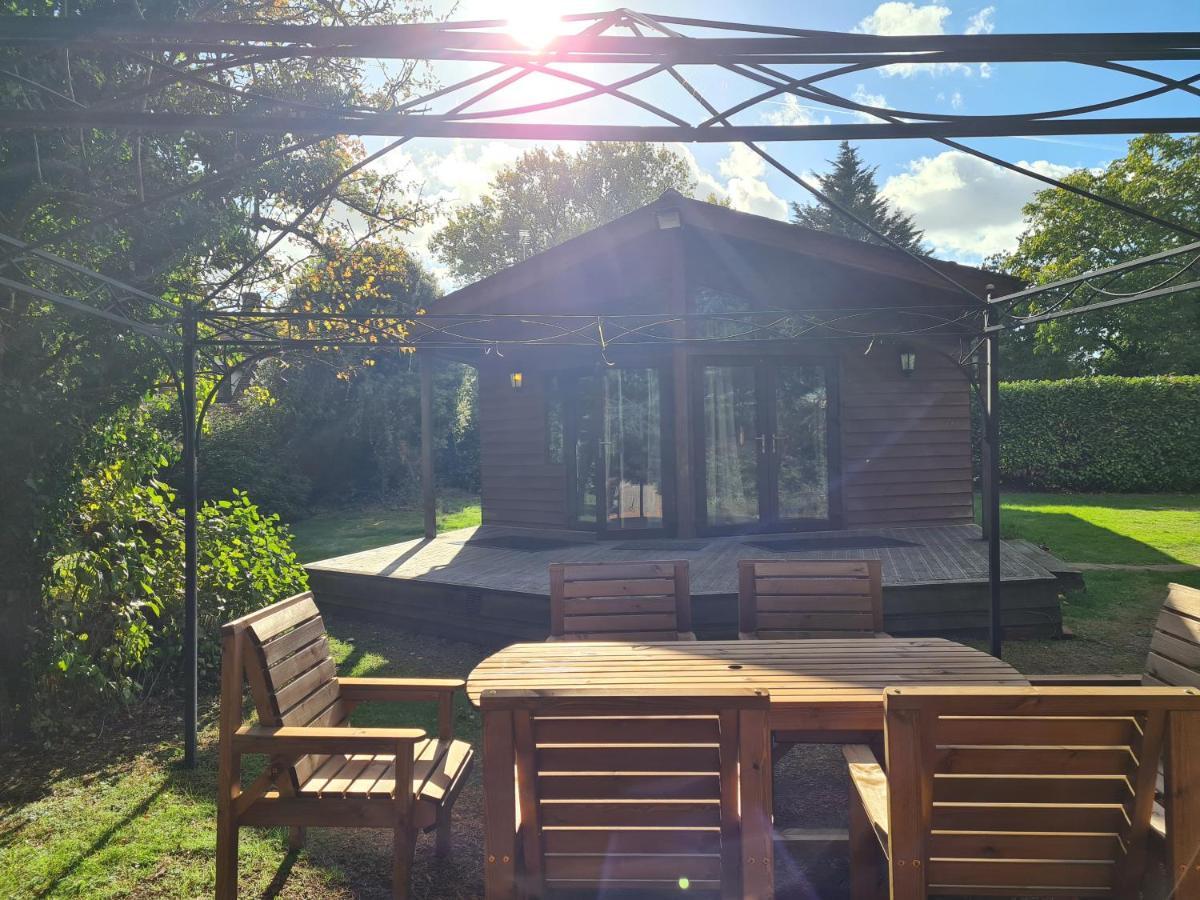 The Reading Whole Chalet With Lake And Two Acre Gardens Экстерьер фото