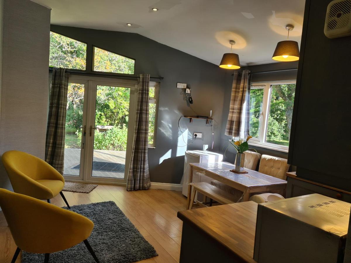 The Reading Whole Chalet With Lake And Two Acre Gardens Экстерьер фото