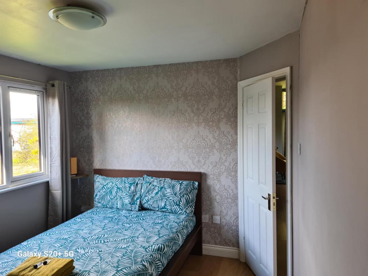 The Reading Whole Chalet With Lake And Two Acre Gardens Экстерьер фото