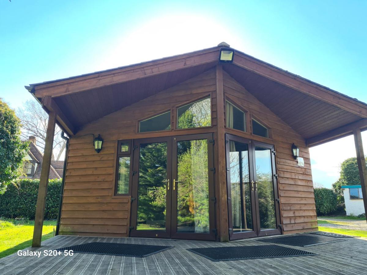 The Reading Whole Chalet With Lake And Two Acre Gardens Экстерьер фото