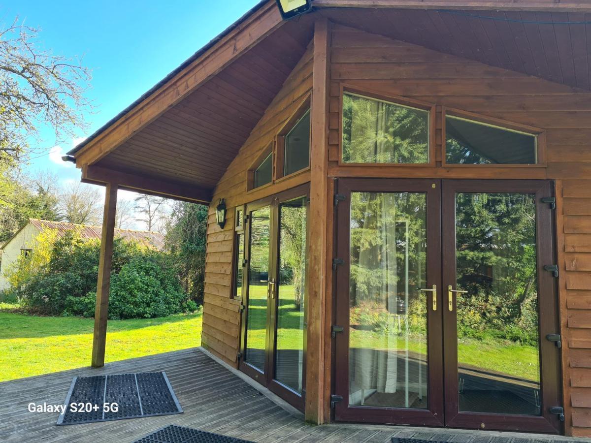 The Reading Whole Chalet With Lake And Two Acre Gardens Экстерьер фото