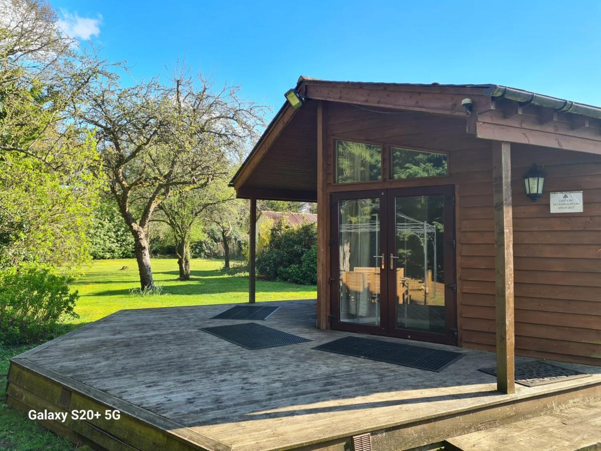 The Reading Whole Chalet With Lake And Two Acre Gardens Экстерьер фото